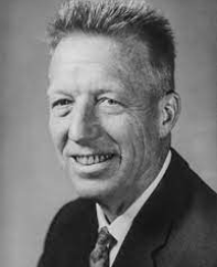 Führungskraft im Austausch mit Team über Verantwortung und Entscheidungen