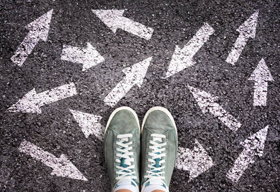 Führungsteam vor einem Strategieboard mit klaren Leitlinien