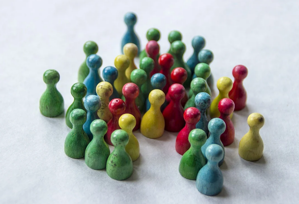 Führungskraft im Austausch mit Team über Verantwortung und Entscheidungen